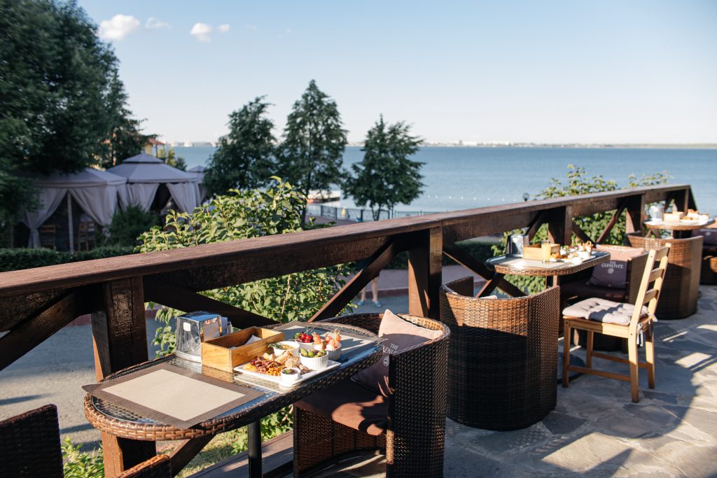 летний ресторан, ресторан на берегу озера, летняя веранда, летний шатер